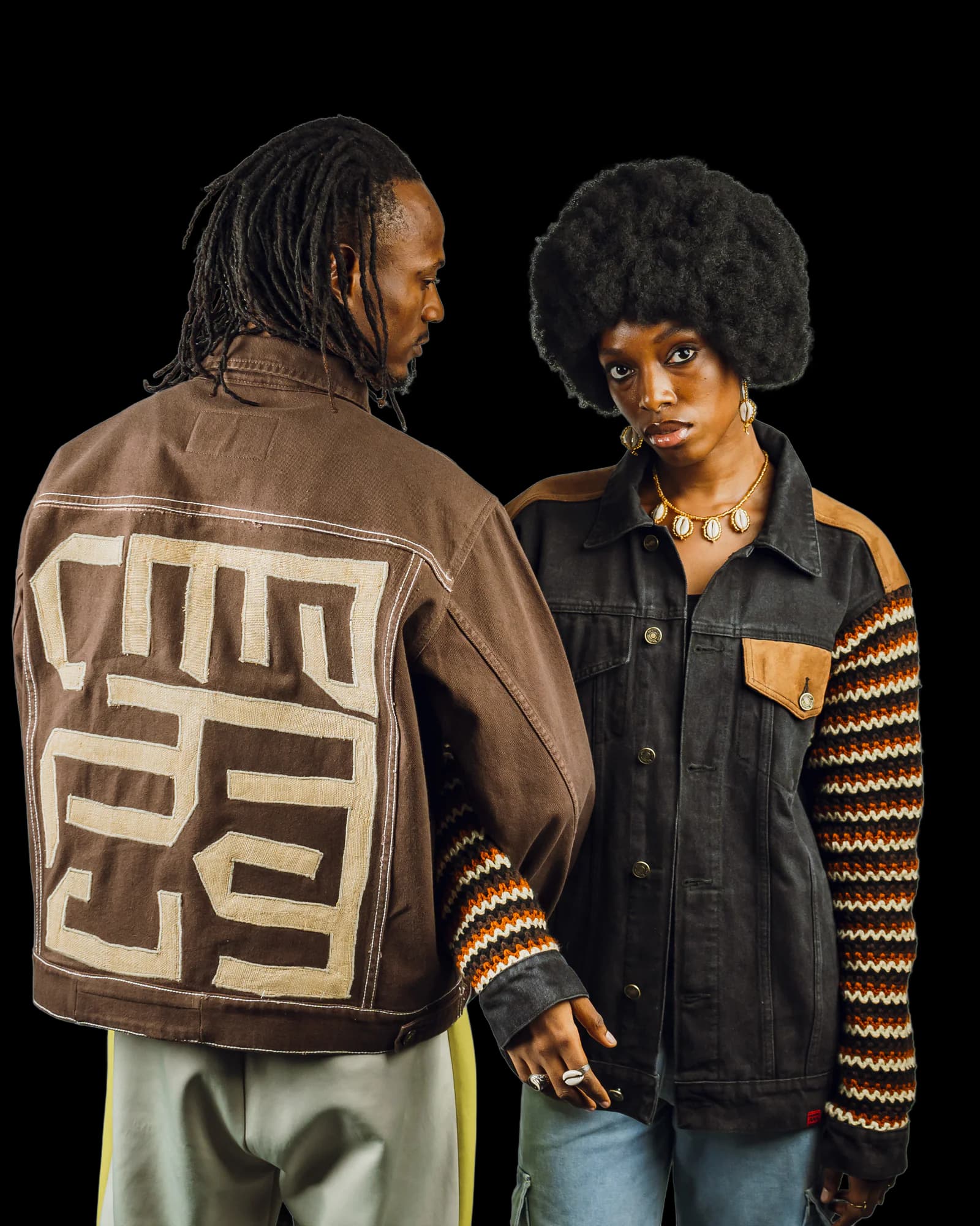 Deux créateurs portant des pièces de mode contemporaines